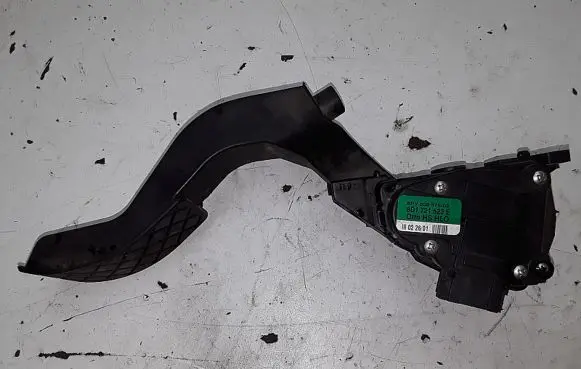 Accelerator throttle pedal