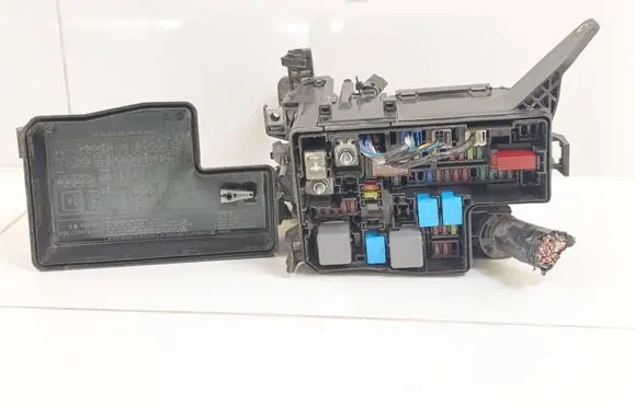 Toyota RAV 4 (XA40) Fuse box set 8266242600 7588 3585