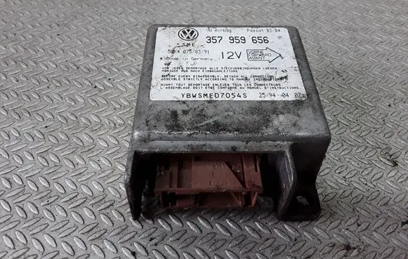 Volkswagen PASSAT B4 Airbag control unit/module 357959656 5WK4075