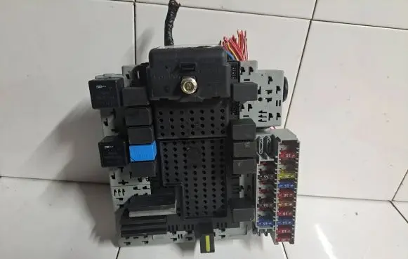 Volvo V70 Fuse box set 08679899 08696098