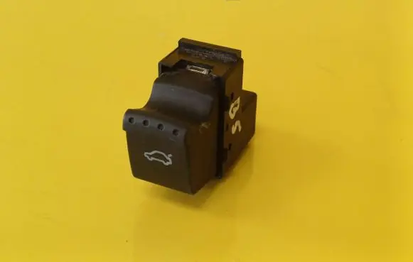 Volkswagen PASSAT B5 Tailgate opening switch 1J0959831A