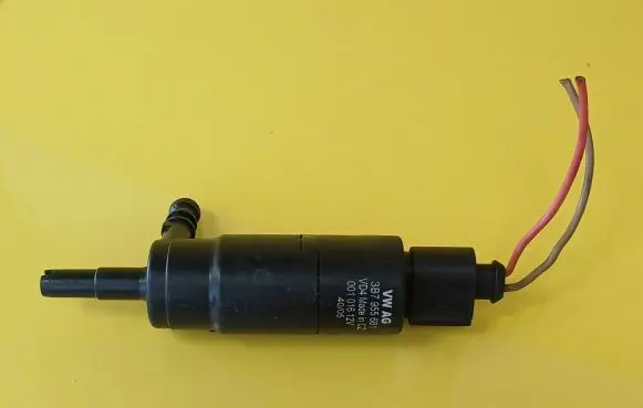 Volkswagen PASSAT B6 Headlight washer pump 3B7955681