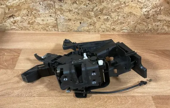 Ford Focus C-MAX Rear door lock 2400001