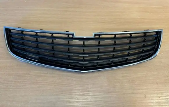 Chevrolet Cruze Front bumper upper radiator grill 95352918 95352917