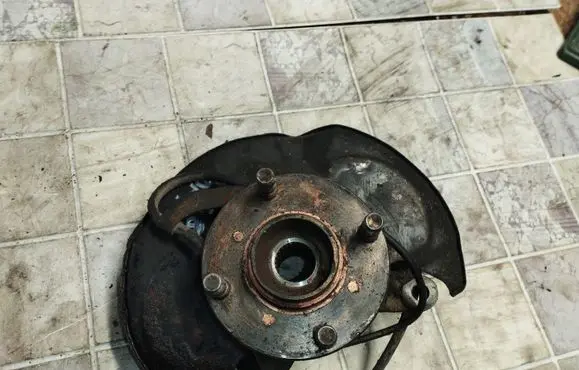Suzuki Liana Front wheel hub