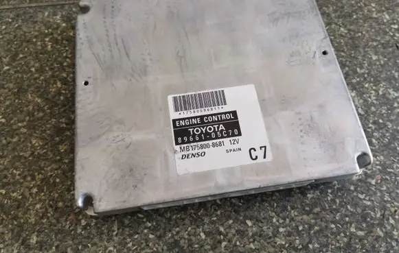 Toyota Avensis T250 Engine control unit/module 8966105C70 1758008681