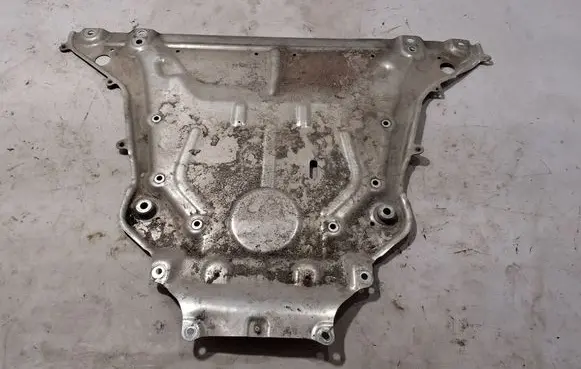 BMW i5 G60 Engine splash shield/under tray 6898654