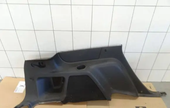 Chrysler Pacifica Tailgate/boot lid cover trim 