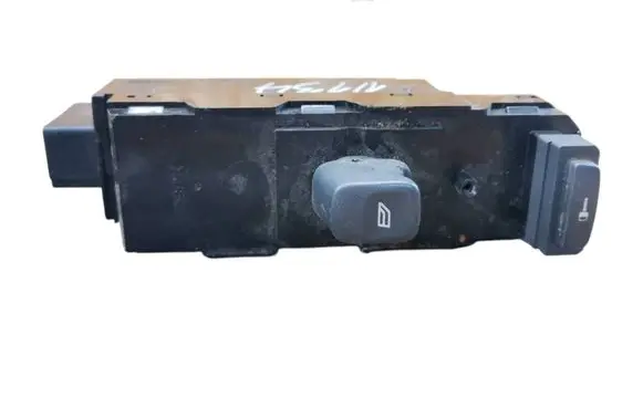 Volvo V70 Electric window control switch 8682950