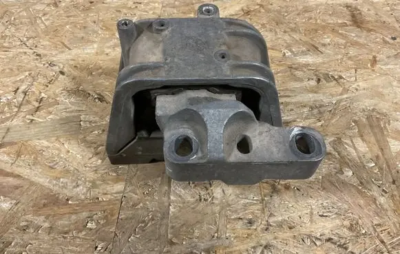 Volkswagen PASSAT B6 Engine mount bracket 3618372