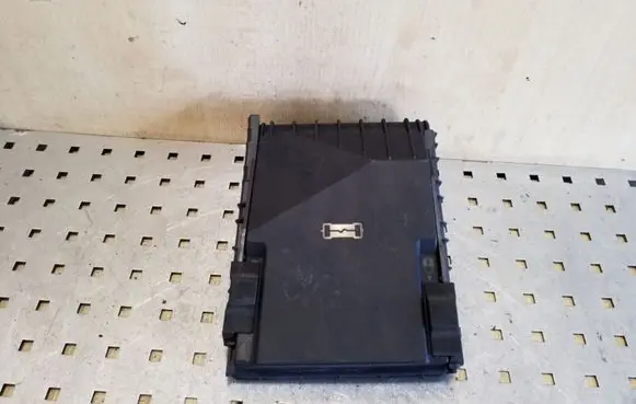 Volkswagen PASSAT B6 Fuse box cover 1K0937132F