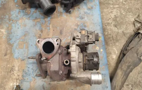 Jaguar XF X250 Turbo 6R8Q6K682AD 7523434 752406