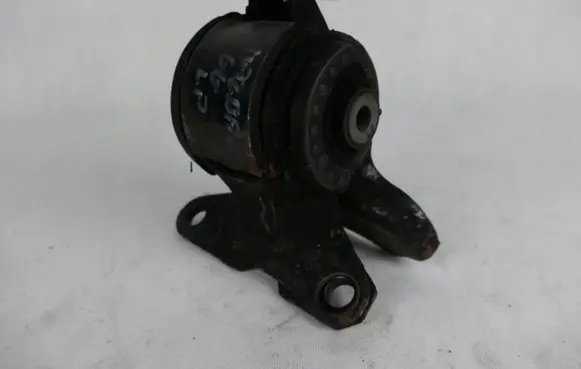 Mazda 6 Engine mount bracket
