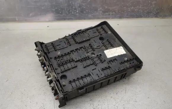 Volkswagen Touran I Fuse module 1K0937124K