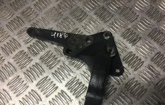 Nissan X-Trail T30 Engine mounting bracket