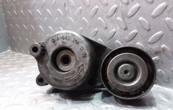 Mercedes-Benz E W212 Alternator belt tensioner A6422001370 6422001370