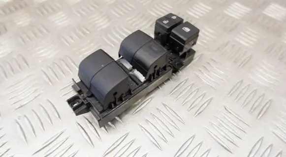 Toyota Yaris XP210 Electric window control switch 840400D030
