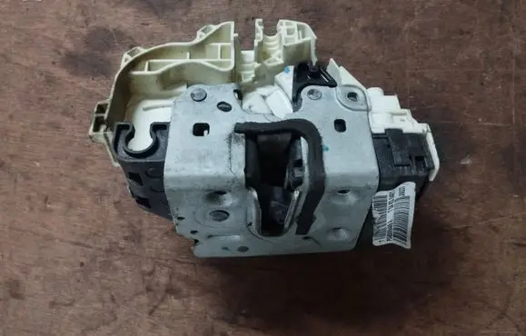 Chrysler Town & Country V Front door lock P04589694AB
