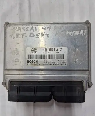Volkswagen PASSAT B5.5 Engine control unit/module 4B0906018CM 26SA7888 0261207435