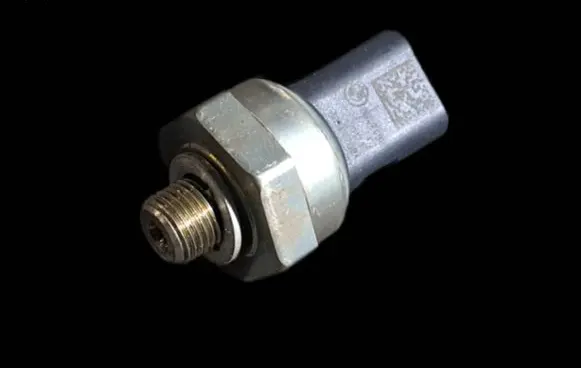 BMW M5 F90 Oil pressure sensor 8647488