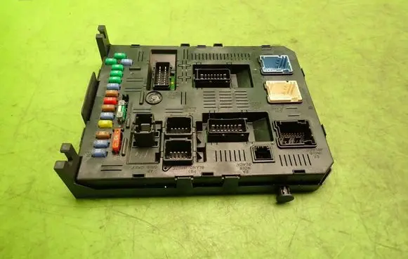 Peugeot 307 Fuse module 9660105980H0501