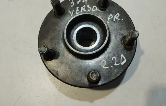 Toyota Corolla Verso AR10 Front wheel hub