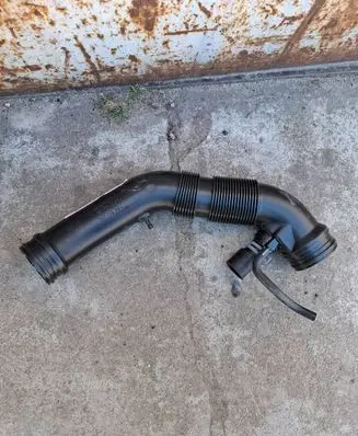 Volkswagen Touran I Air intake hose/pipe 1K0129684