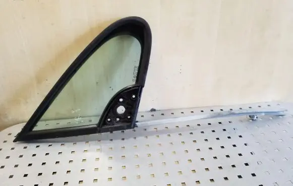 Peugeot 307 Front door vent window glass four-door 
