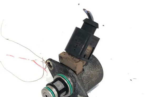 Volkswagen Golf VII Fuel pressure regulator 28233374