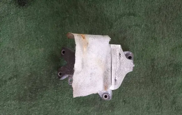Engine mounting bracket