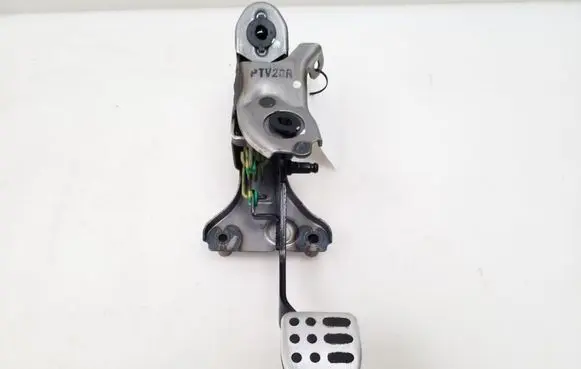 Nissan Juke I F15 Clutch pedal 