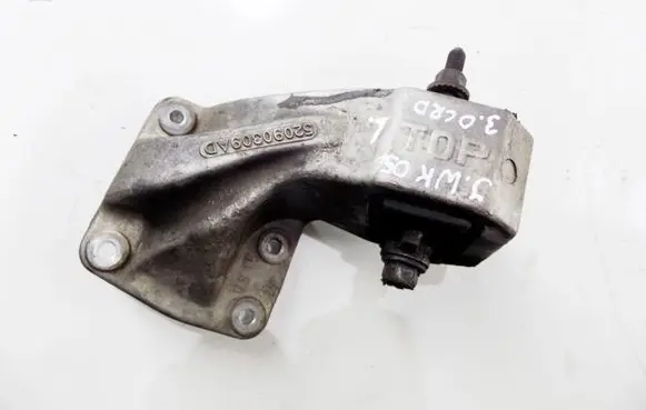 Jeep Grand Cherokee (WK) Engine mount bracket