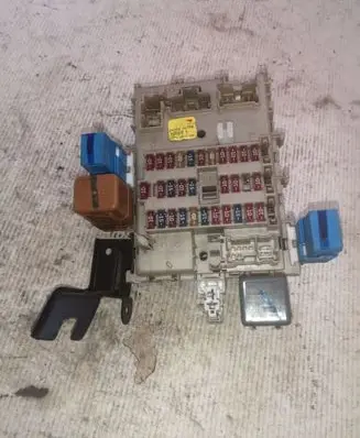 Nissan Primera Fuse module 24350AV700 0205021