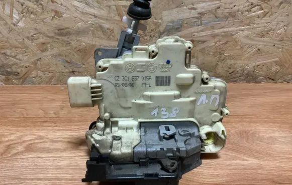 Volkswagen PASSAT B6 Front door lock 3C1837015A