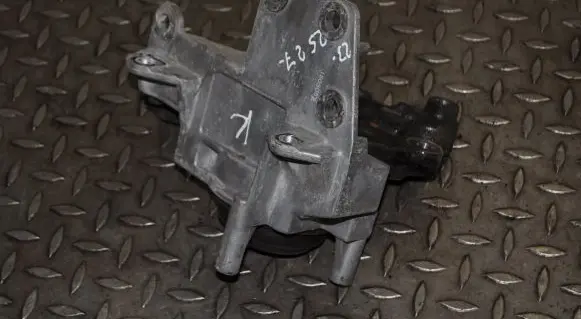 Nissan X-Trail T32 Engine mount bracket
