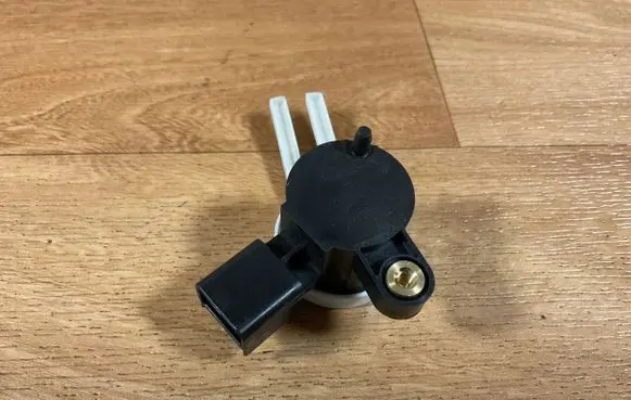 Opel Insignia A Clutch pedal sensor 25889337 3117C