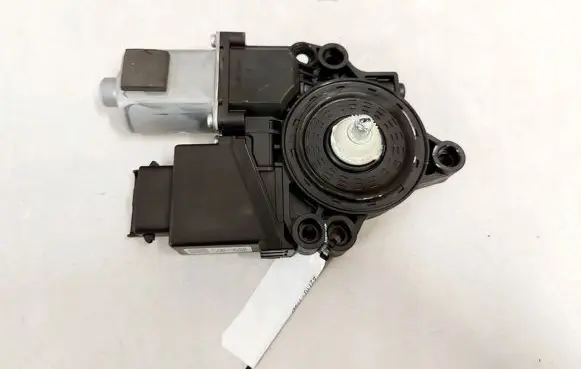 KIA Pro Cee'd II Front door window regulator motor 82450-A2710