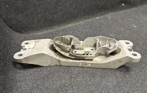 Chevrolet Camaro Gearbox mounting bracket P84119729