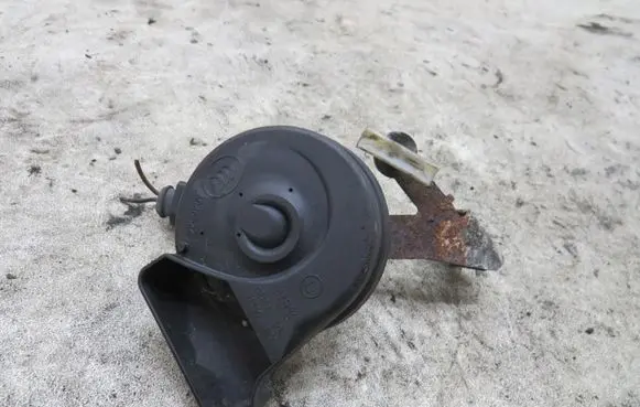 Volkswagen PASSAT B7 Horn signal N095122