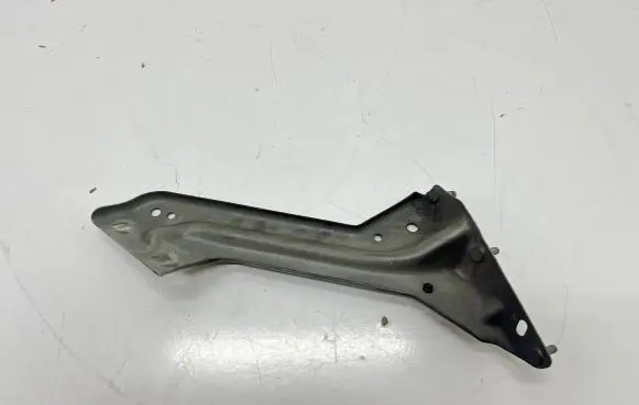 Audi Q5 SQ5 Fender mounting bracket 8R0821135