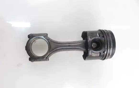 Mitsubishi Outlander Piston with connecting rod 