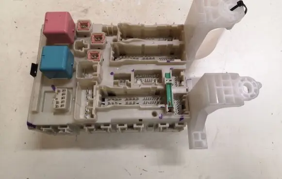 Toyota Auris 150 Fuse module 8273002120A 08027J02