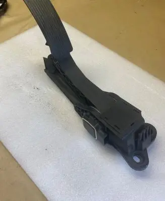 Mercedes-Benz GL X164 Accelerator throttle pedal A1643000004 ZGS008 0195