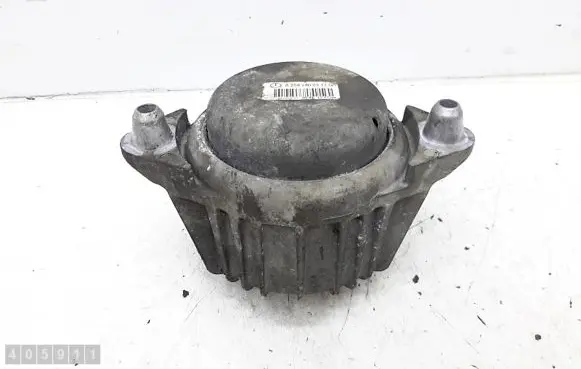Mercedes-Benz C W204 Engine mount bracket