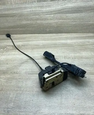 Nissan Primera Rear door lock 250120 80611AV600