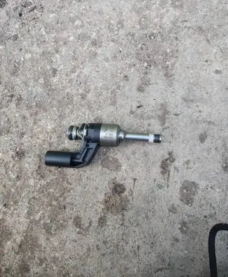 Volkswagen PASSAT B7 Fuel injector 03c906036k