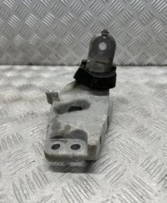 Toyota RAV 4 (XA50) Engine mounting bracket