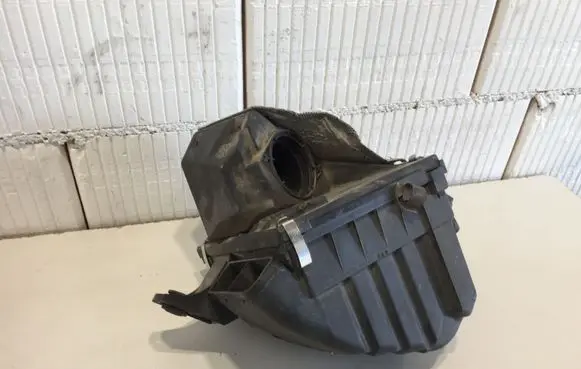 Volkswagen PASSAT B5 Air filter box 8D0129607M