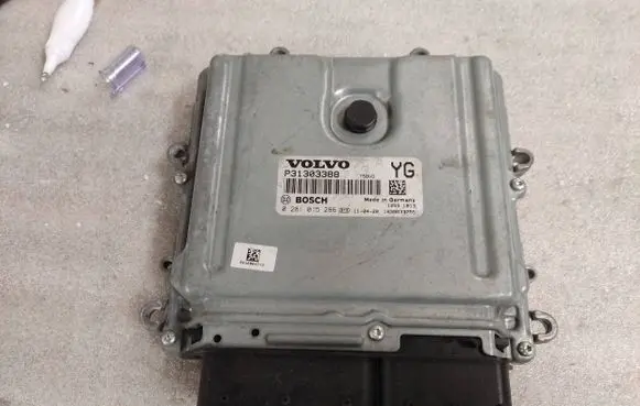 Volvo XC60 Engine control unit/module P31303388 0281015286