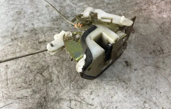 Mitsubishi Pajero Sport I Rear door lock